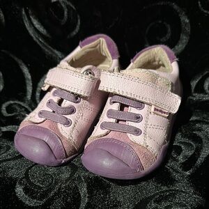 Like new Grip n go Pediped Purple sneakers